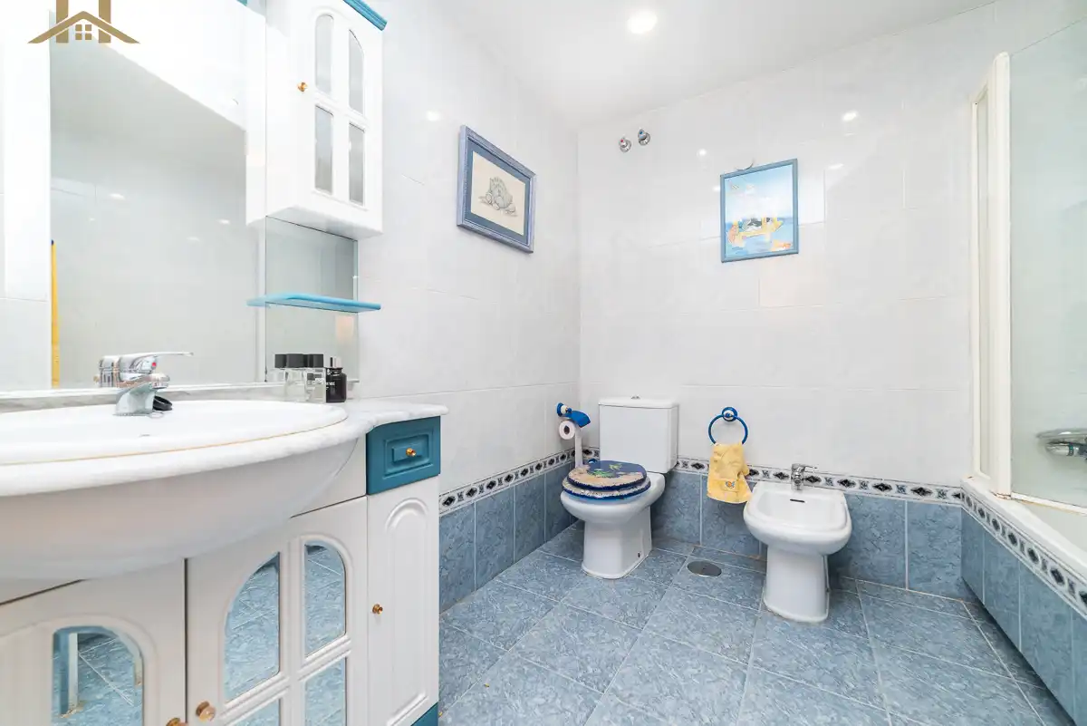 Bany de Casa o xalet en venda en Arroyomolinos (Madrid) amb Aire condicionat, Calefacció i Jardí privat
