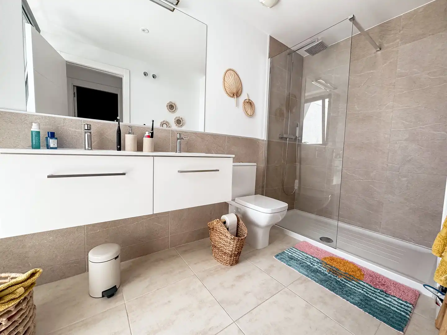 Badezimmer von Dachboden zum Verkauf in Manilva mit Klimaanlage, Heizung und Terrasse
