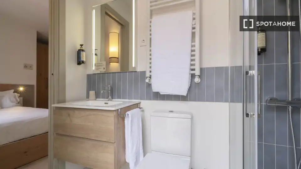 Bathroom of Houses for share in Madrid  with Air Conditioner, Terrace and Furnished