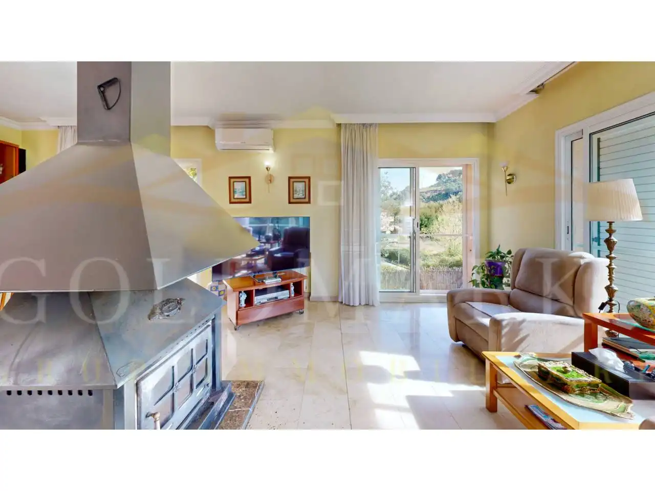 Sala d'estar de Casa o xalet en venda en Corbera de Llobregat amb Aire condicionat, Calefacció i Jardí privat