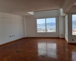 Sala d'estar de Dúplex en venda en Vigo  amb Terrassa i Piscina