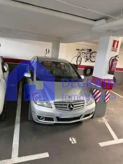 Aparcament de Pis en venda en Oviedo  amb Terrassa i Moblat