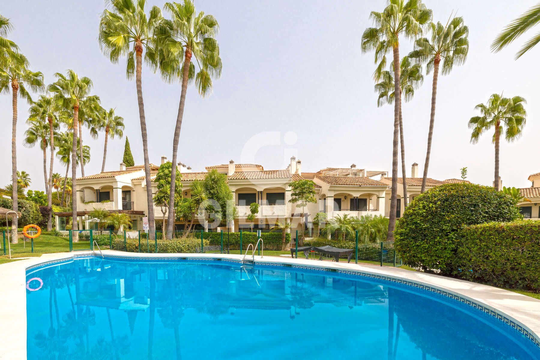 Vista exterior de Casa adosada en venda en Estepona amb Aire condicionat, Terrassa i Piscina comunitària