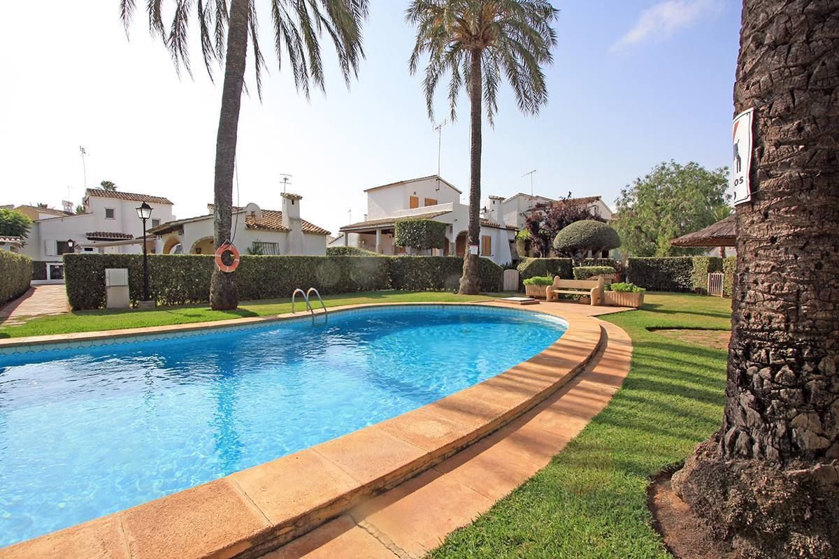 Piscina de Casa adosada en venda en Dénia amb Aire condicionat, Calefacció i Jardí privat