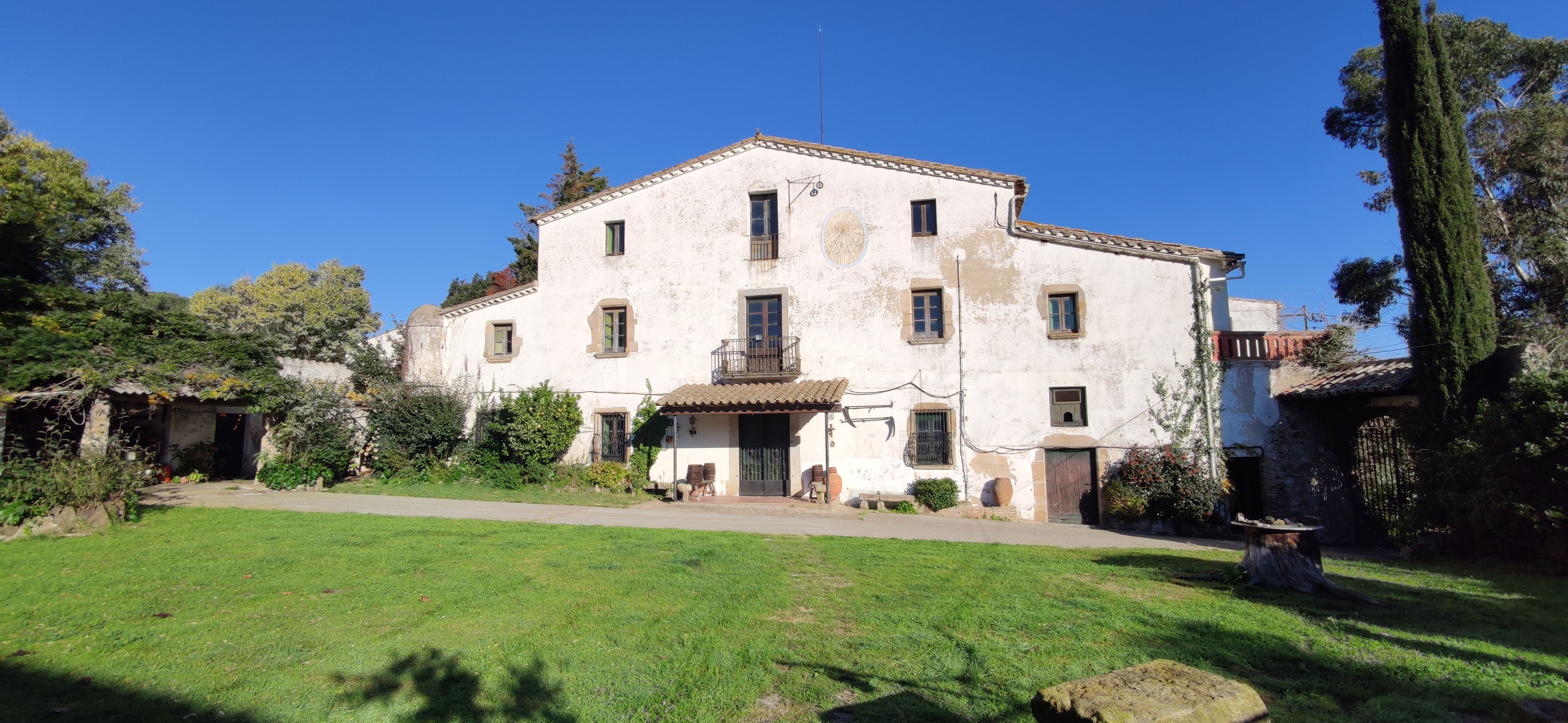 Vista exterior de Finca rústica en venda en Cassà de la Selva amb Jardí privat i Piscina