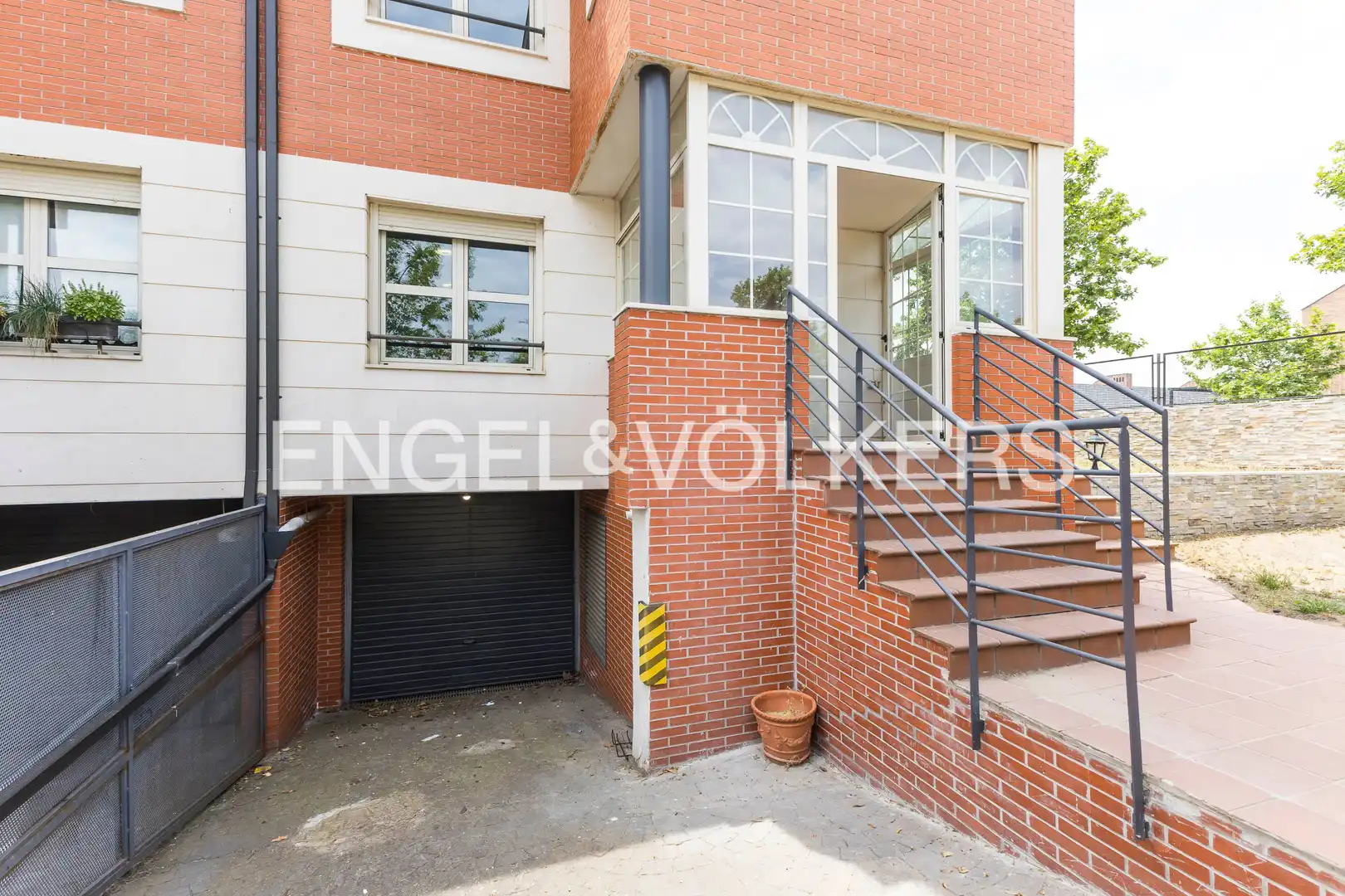 Exterior view of Detached homes for sale in Paracuellos de Jarama  with Air Conditioner, Heating and Private garden