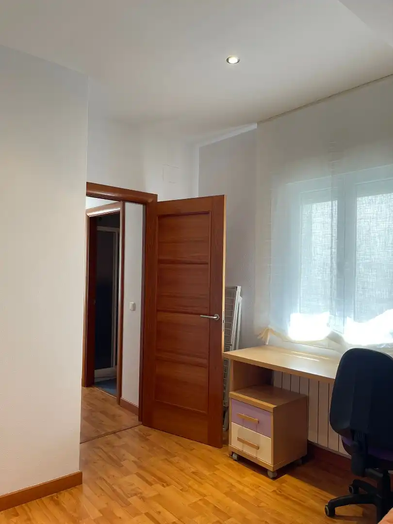 Schlafzimmer von Wohnung zur Miete in Plasencia mit Klimaanlage, Heizung und Möbliert