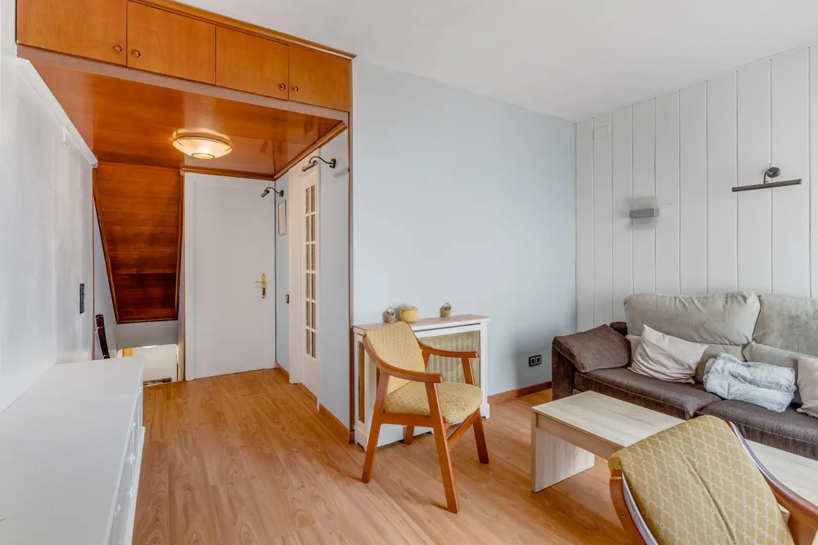 Wohnzimmer von Einfamilien-Reihenhaus zum Verkauf in Barcelona mit Klimaanlage, Heizung und Terrasse