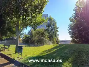 Vista exterior de Casa adosada en venda en Vigo  amb Calefacció, Jardí privat i Terrassa
