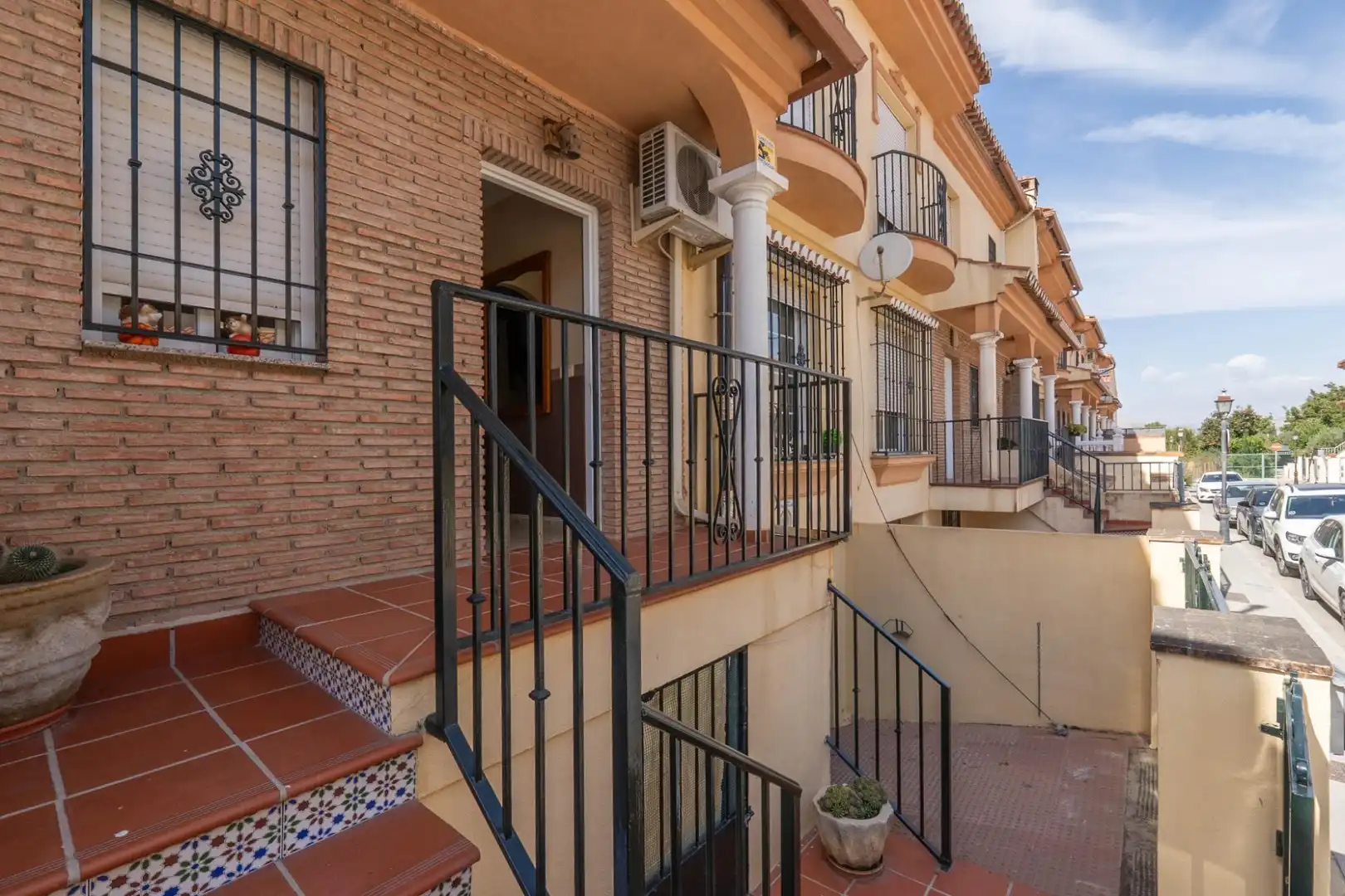 Vista exterior de Casa adosada en venda en Vegas del Genil amb Aire condicionat, Traster i Balcó
