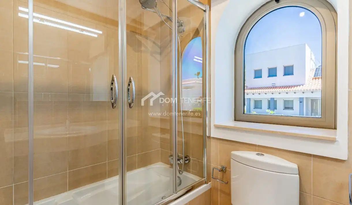 Baño de Casa o chalet en venta en Adeje con Jardín privado, Terraza y Trastero