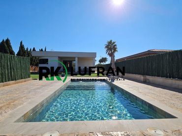 Chalet con piscina en venta en Los Girasoles