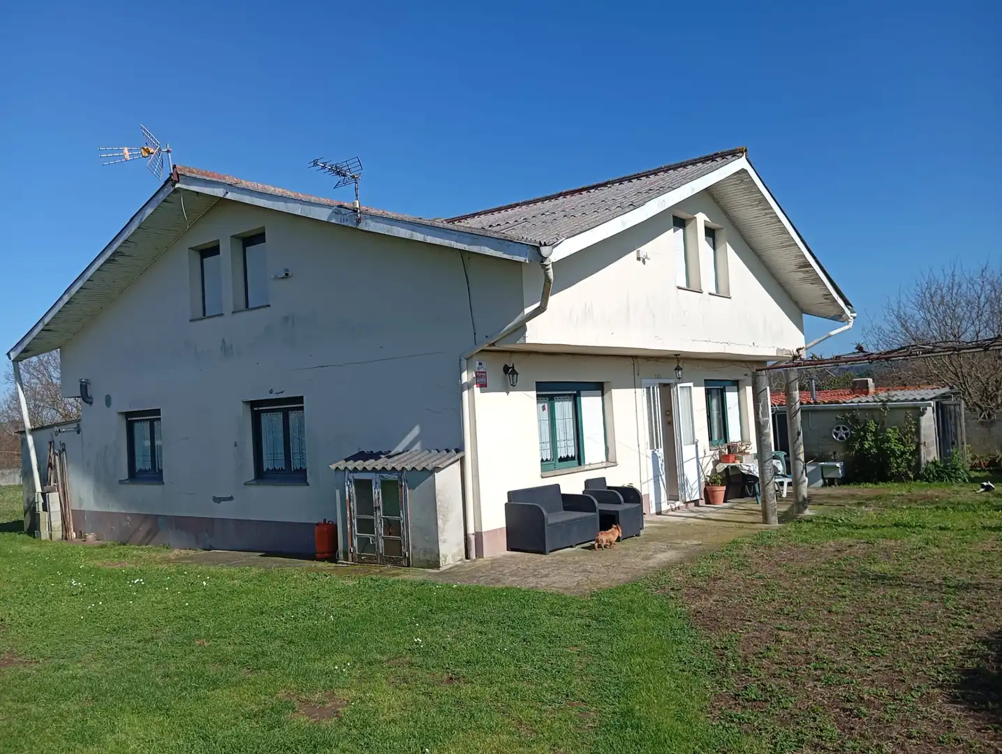 Vista exterior de Casa o xalet en venda en Carballo amb Calefacció, Jardí privat i Moblat