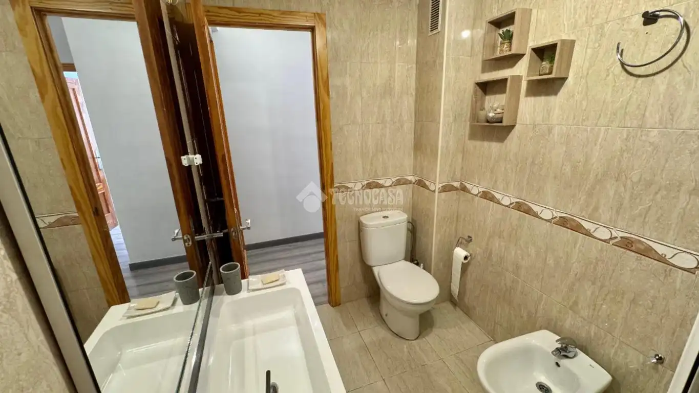 Baño de Piso de alquiler en Granada con Amueblado