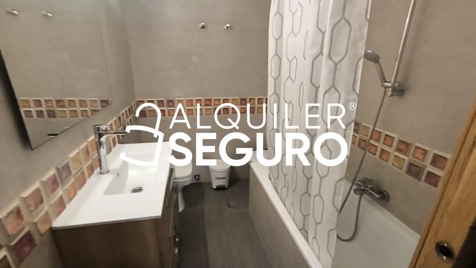 Baño de Piso de alquiler en Sevilla con Terraza y Amueblado
