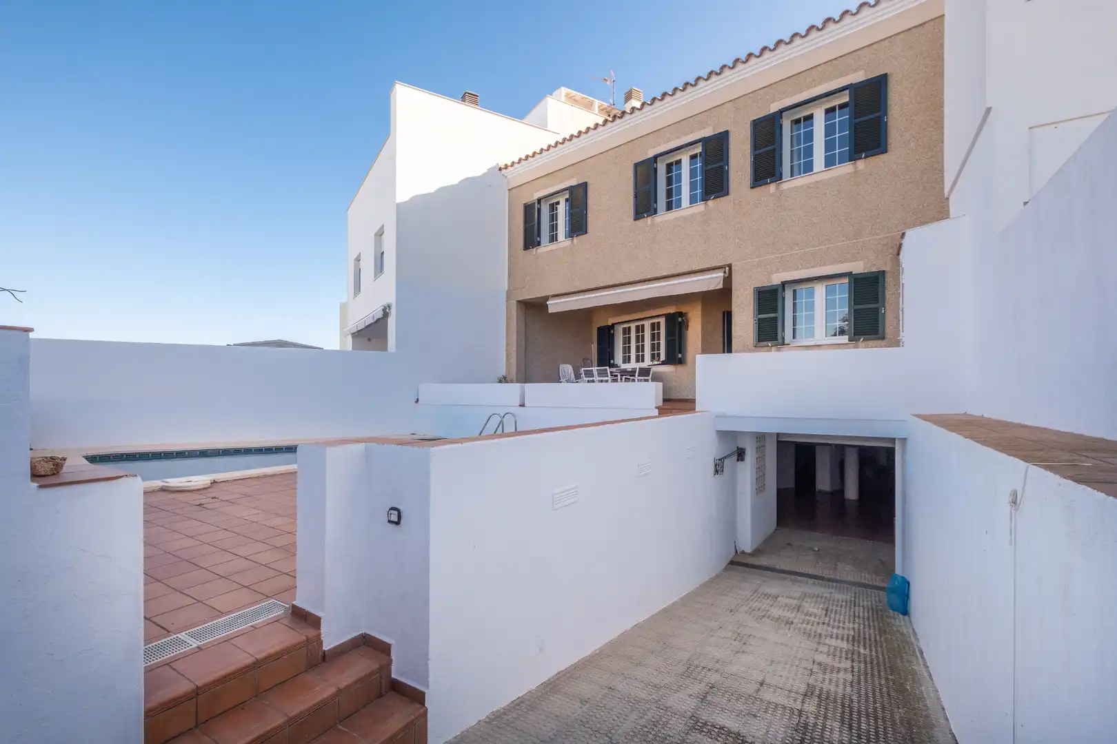 Vista exterior de Casa adosada en venda en Maó - Mahón amb Calefacció, Parquet i Terrassa