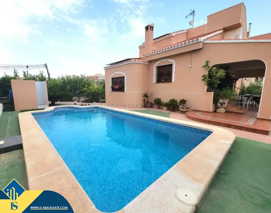 Chalet con piscina en venta en La Mata