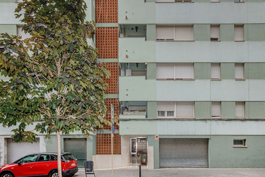 Vista exterior de Pis en venda en Salt amb Calefacció