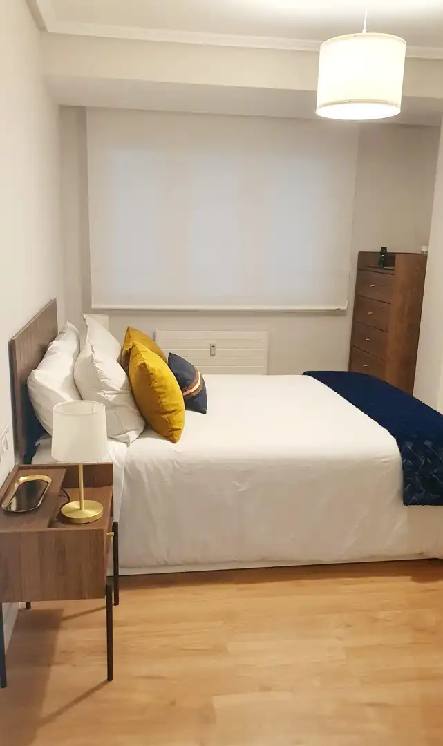 Habitación de Apartamento de alquiler en Oviedo  con Calefacción y Amueblado