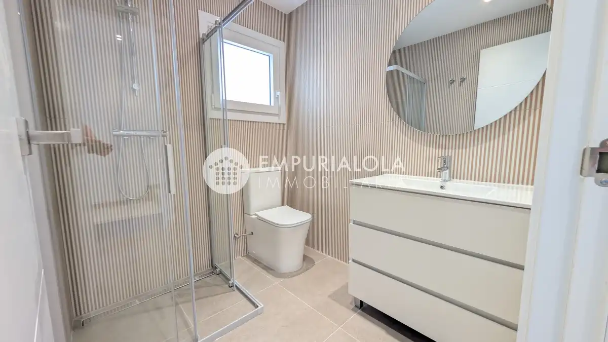Bathroom of Houses for sale in Roses  with Air Conditioner and Private garden