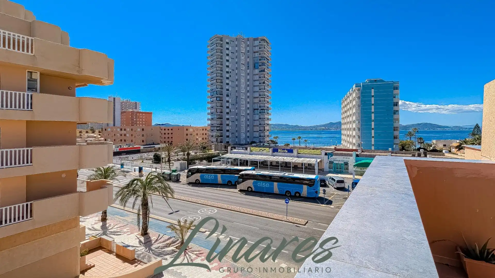 Vista exterior de Àtic en venda en La Manga del Mar Menor amb Terrassa i Moblat