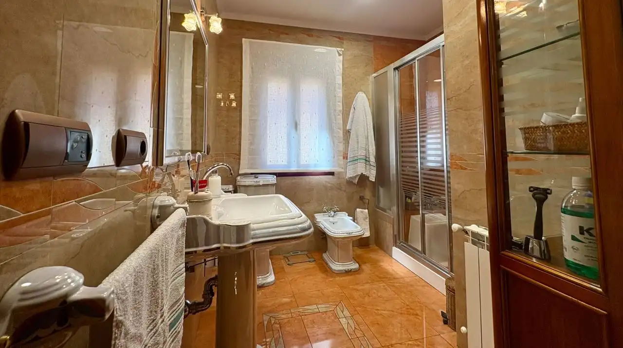 Bany de Casa o xalet en venda en Valdepeñas amb Aire condicionat, Calefacció i Traster