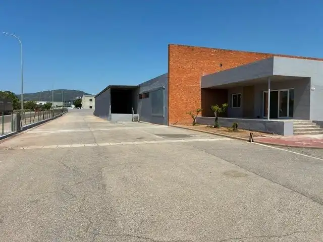 Außenansicht von Fabrikhallen zur Miete in Valls