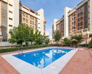 Piscina de Pis en venda en  Granada Capital amb Calefacció, Parquet i Piscina comunitària