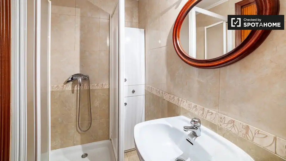 Bathroom of Flat for rent in Alcalá de Henares  with Air Conditioner, Heating and Furnished