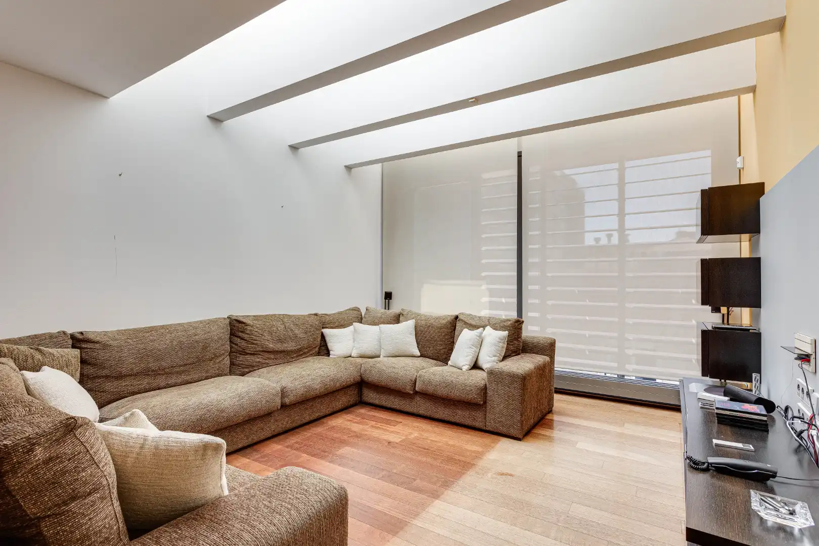 Sala de estar de Casa adosada en venta en Barcelona con Aire acondicionado, Calefacción y Jardín privado