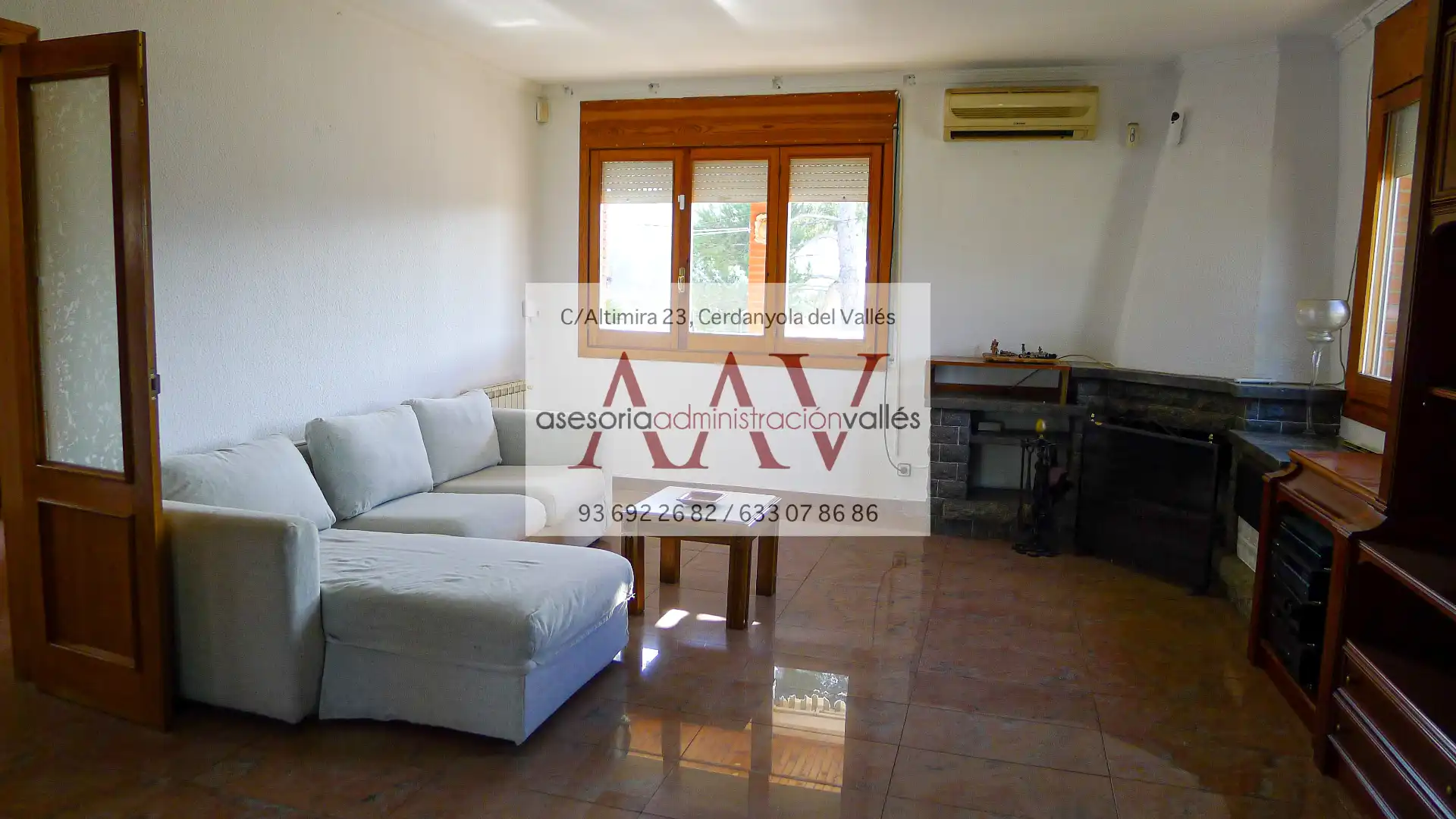 Sala d'estar de Casa o xalet en venda en Cerdanyola del Vallès amb Aire condicionat, Calefacció i Jardí privat
