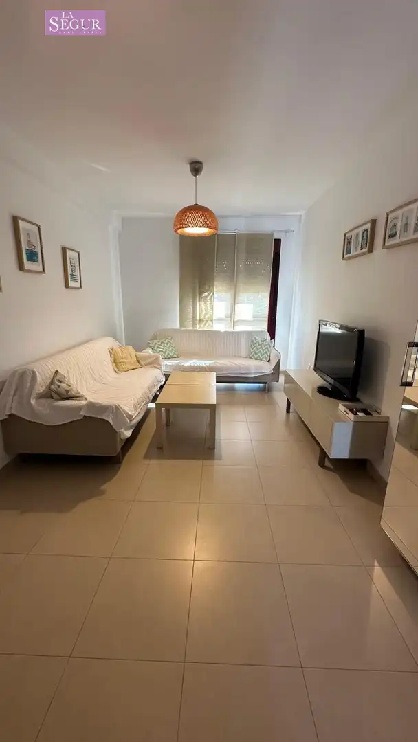 Wohnzimmer von Wohnung zum Verkauf in Conil de la Frontera mit Klimaanlage, Privatgarten und Abstellraum