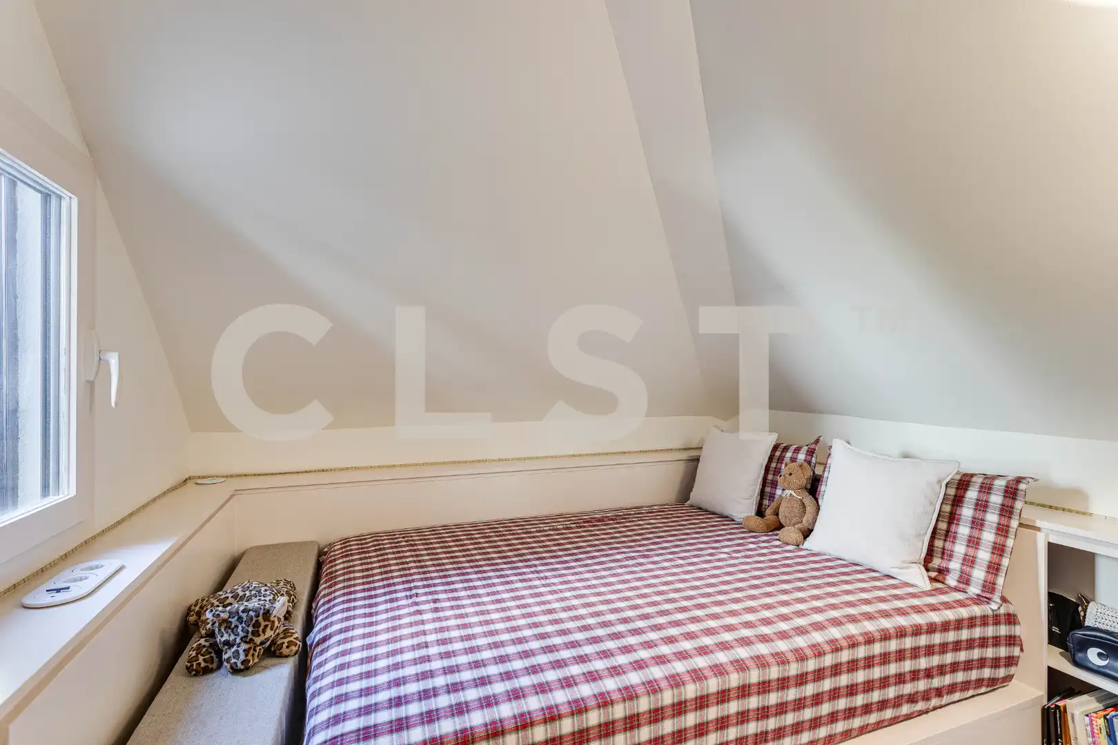 Schlafzimmer von Dachboden zur Miete in Barcelona mit Klimaanlage, Heizung und Parkett