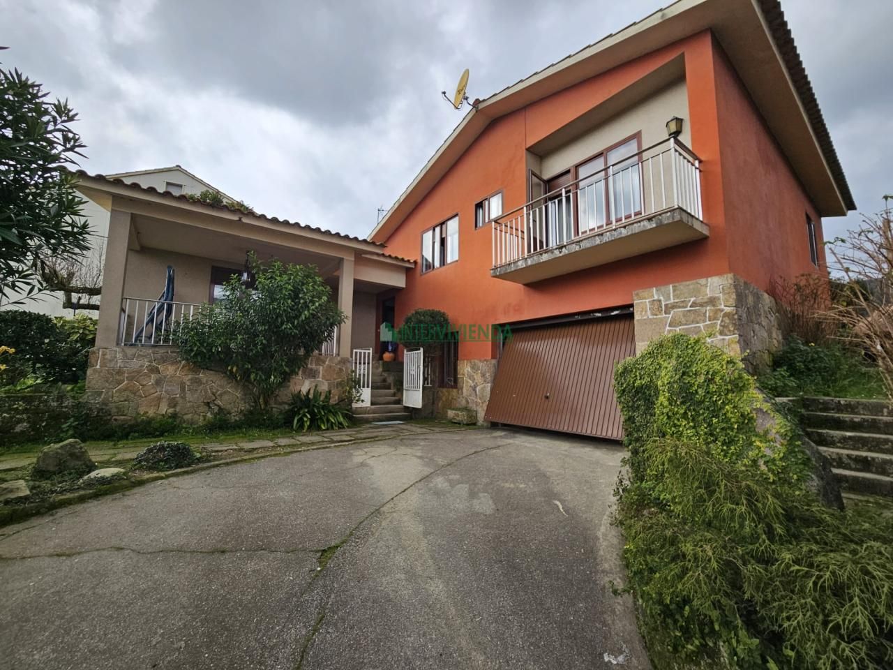 Vista exterior de Casa o xalet en venda en Moaña amb Calefacció, Jardí privat i Terrassa