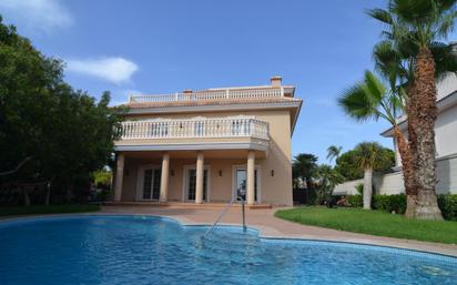 Vista exterior de Casa o xalet en venda en Torrevieja amb Aire condicionat, Terrassa i Piscina