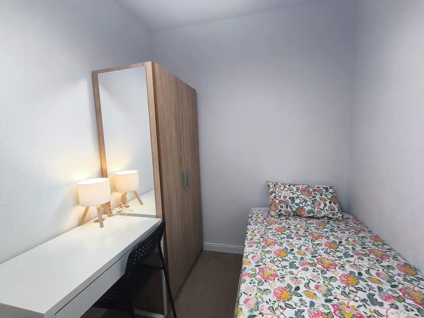 Bedroom of Flat for share in Madrid  with Heating, Furnished and Washing machine