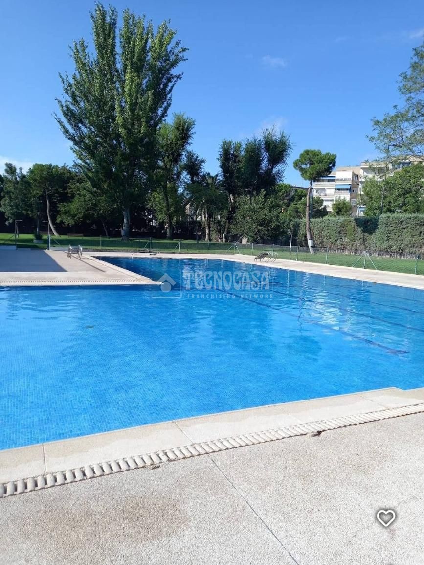 Piscina de Pis en venda en Parla amb Aire condicionat, Calefacció i Terrassa