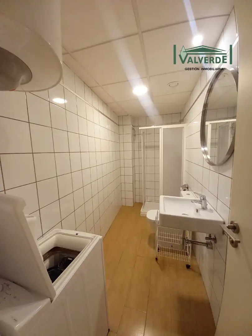Bany de Apartament de lloguer en Granada amb Aire condicionat, Calefacció i Moblat
