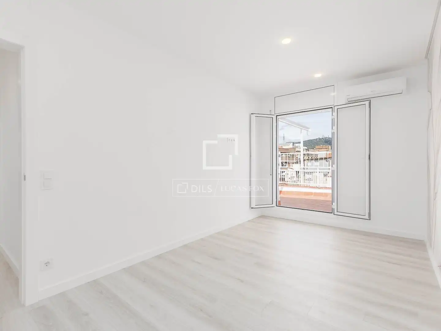 Bedroom of Attic for sale in Barcelona  with Air Conditioner, Terrace and Balcony