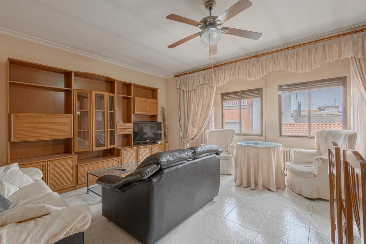 Sala d'estar de Casa o xalet en venda en Valdepeñas amb Aire condicionat, Terrassa i Traster