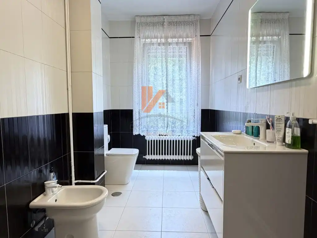Bany de Casa o xalet en venda en Santiago de Compostela  amb Jardí privat, Moblat i Forn