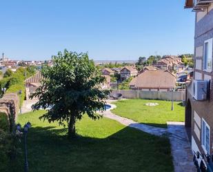 Jardí de Casa adosada en venda en Seseña amb Aire condicionat, Terrassa i Piscina