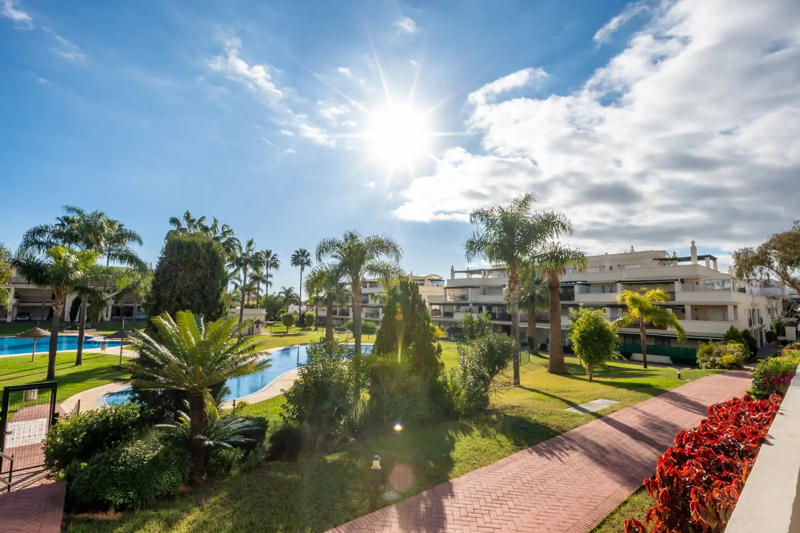 Apartament amb piscina en venda a Nueva Andalucía, imagen 2