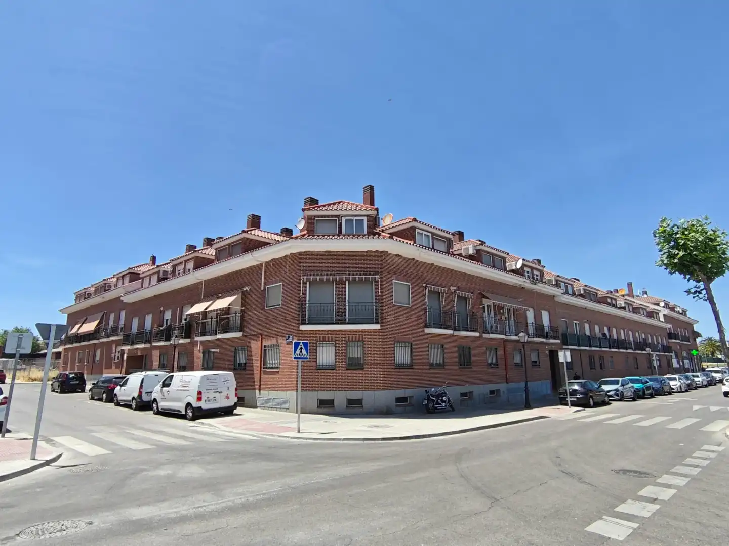 Vista exterior de Dúplex en venda en Sevilla la Nueva amb Aire condicionat, Calefacció i Jardí privat