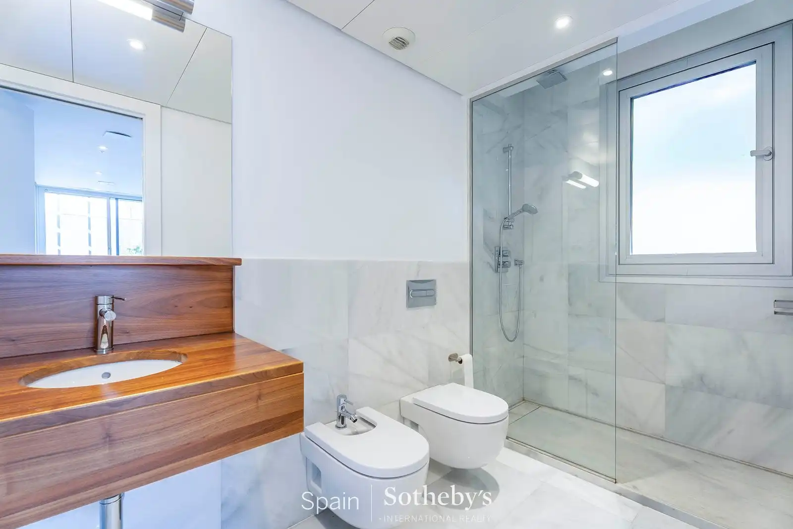 Baño de Casa adosada en venta en Madrid con Aire acondicionado, Calefacción y Jardín privado