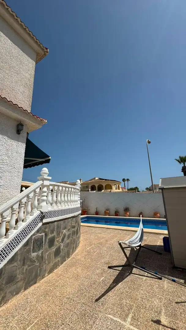 Piscina de Casa adosada en venda en Torrevieja amb Aire condicionat, Calefacció i Terrassa