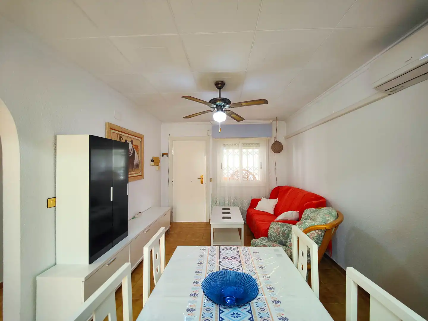 Sala de estar de Casa adosada de alquiler en Torrevieja con Aire acondicionado, Jardín privado y Terraza