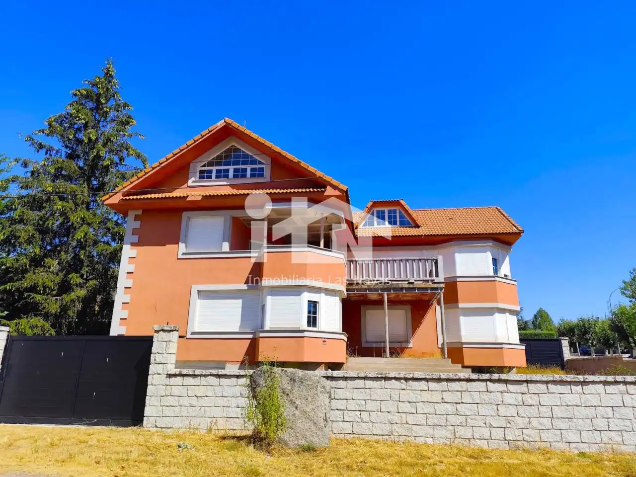 Vista exterior de Casa o xalet en venda en Las Navas del Marqués  amb Calefacció, Jardí privat i Terrassa