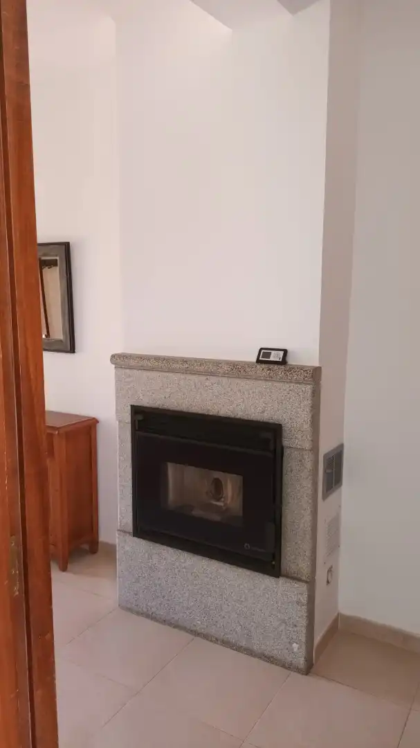Sala d'estar de Casa o xalet en venda en Muros amb Jardí privat, Piscina i Moblat