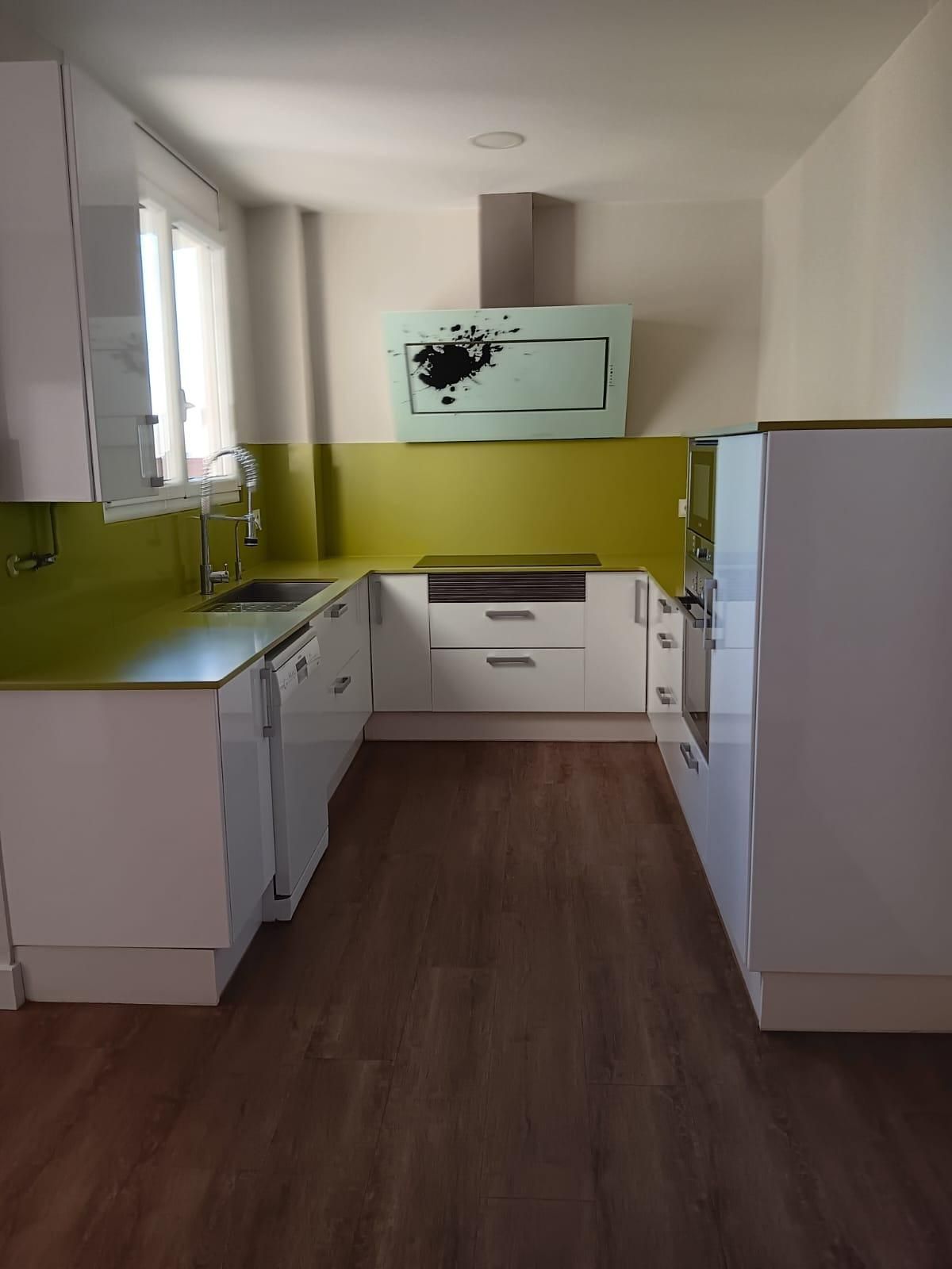 Cuina de Pis de lloguer en Cornellà de Llobregat amb Aire condicionat, Calefacció i Parquet